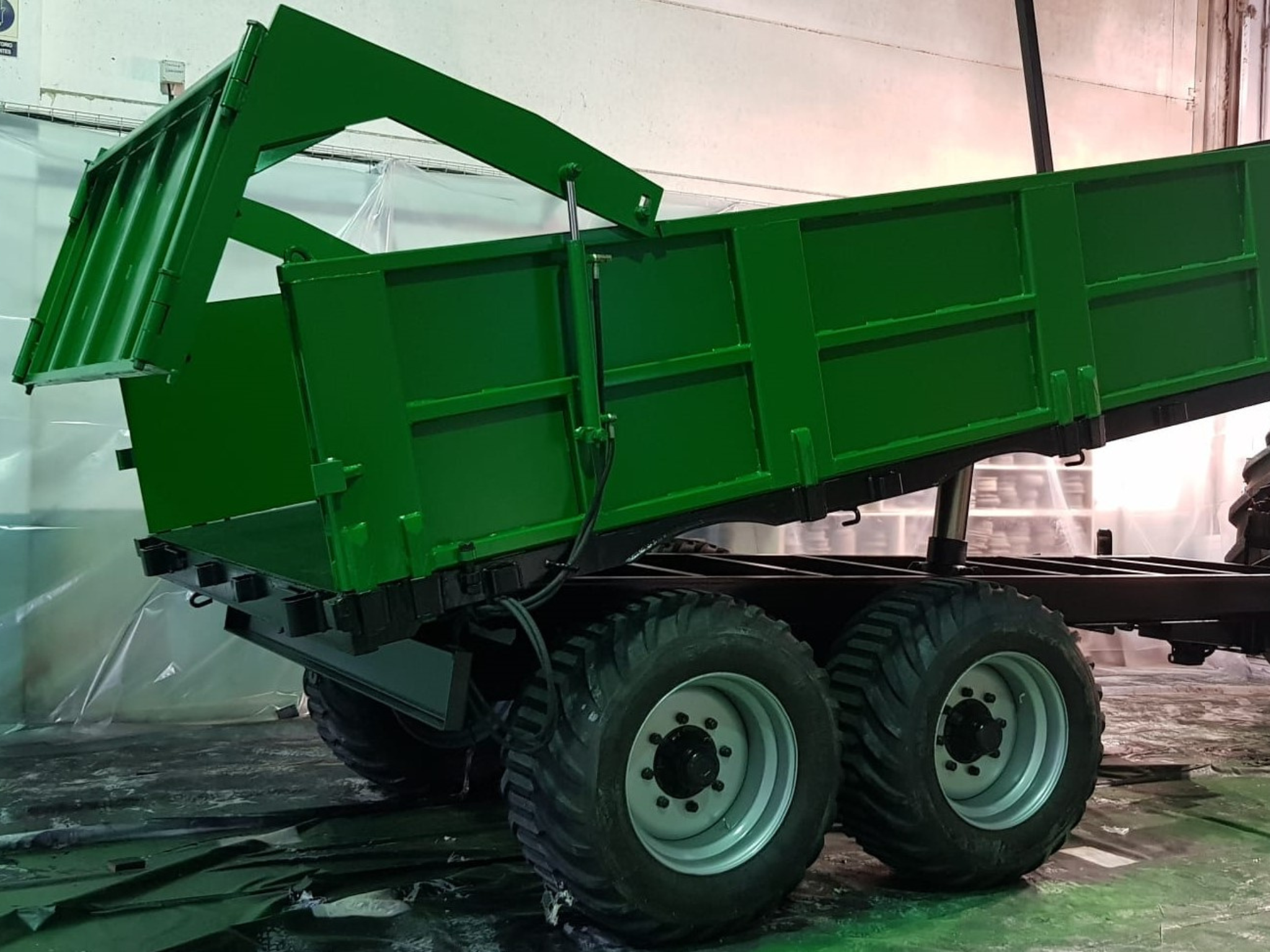 Caja de camión pintada en verde, resultado final del trabajo