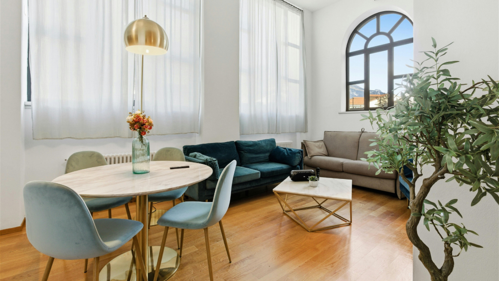 Salón amplio y luminoso con paredes pintadas en colores claros que potencian la luz natural y la sensación de espacio en la vivienda.
