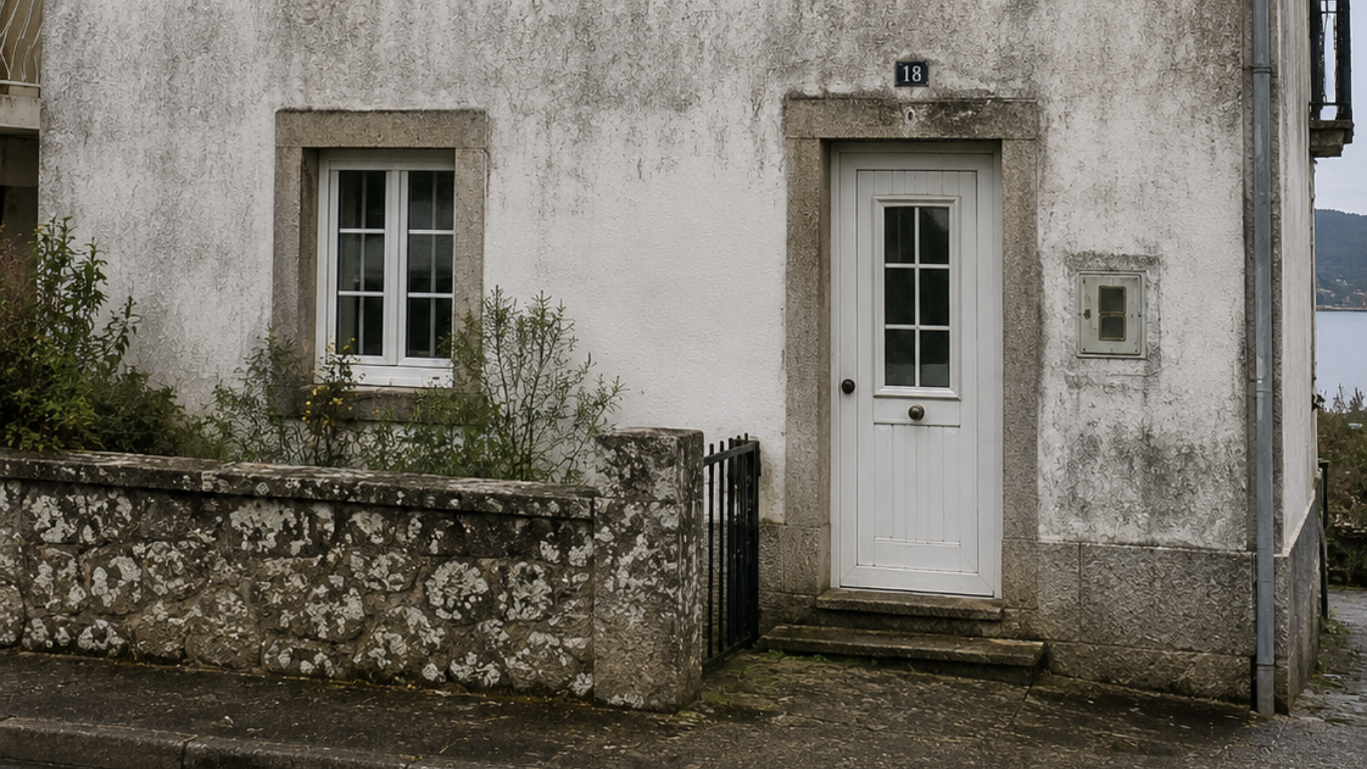 Fachada rehabilitada en A Coruña mediante revestimiento exterior para reparar grietas y mejorar la protección frente a la humedad