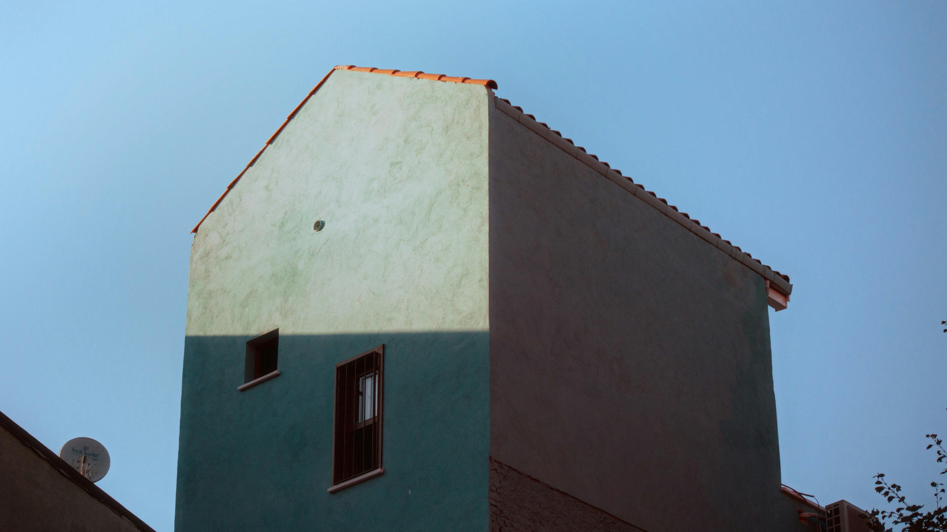 Fachada de una vivienda expuesta al sol de verano con pintura exterior de alta resistencia en A Coruña.